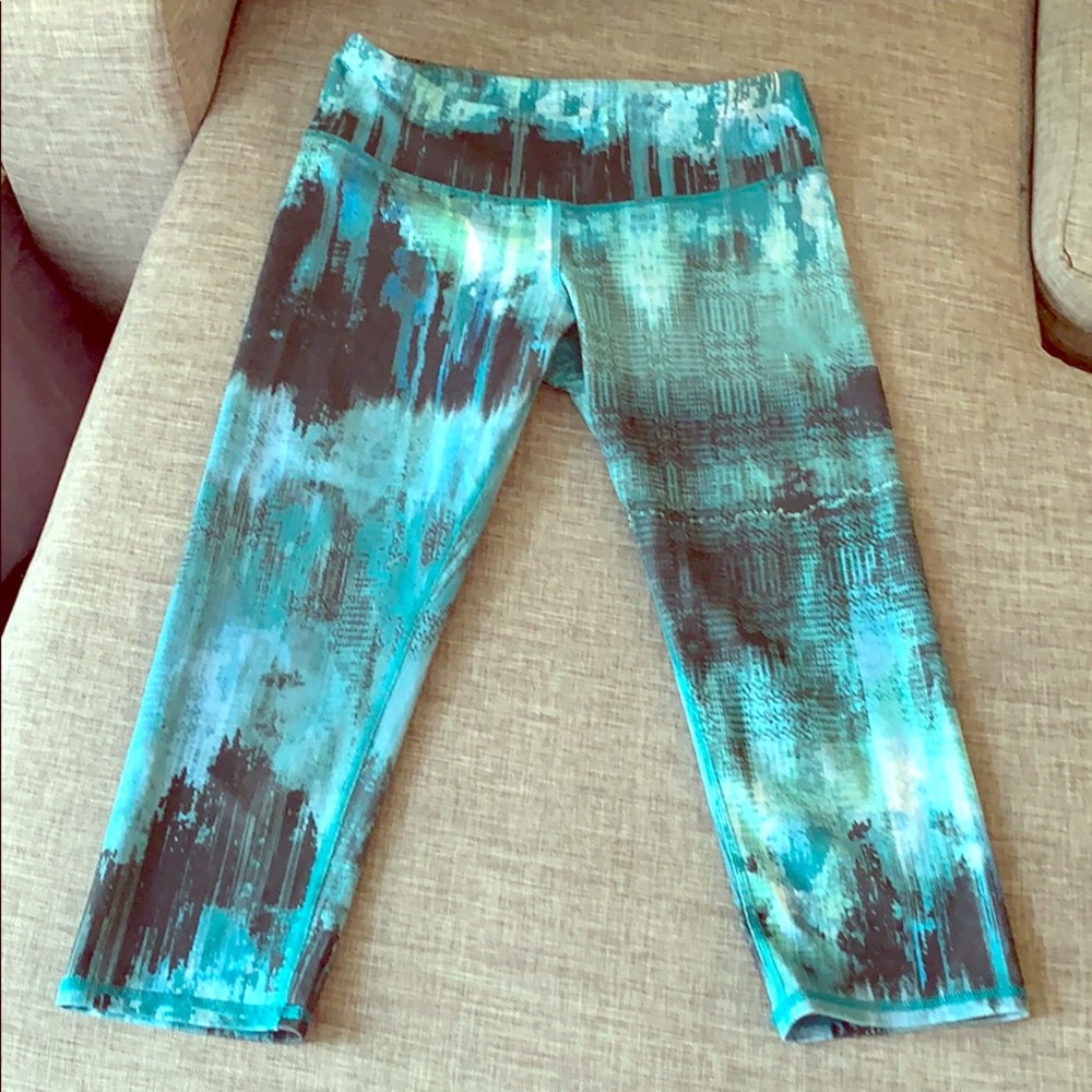 Alo Yoga 3/4 length leggings.
